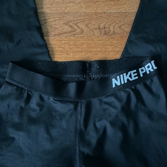 Medium Nike Pro Capris - Picture 2 of 4
